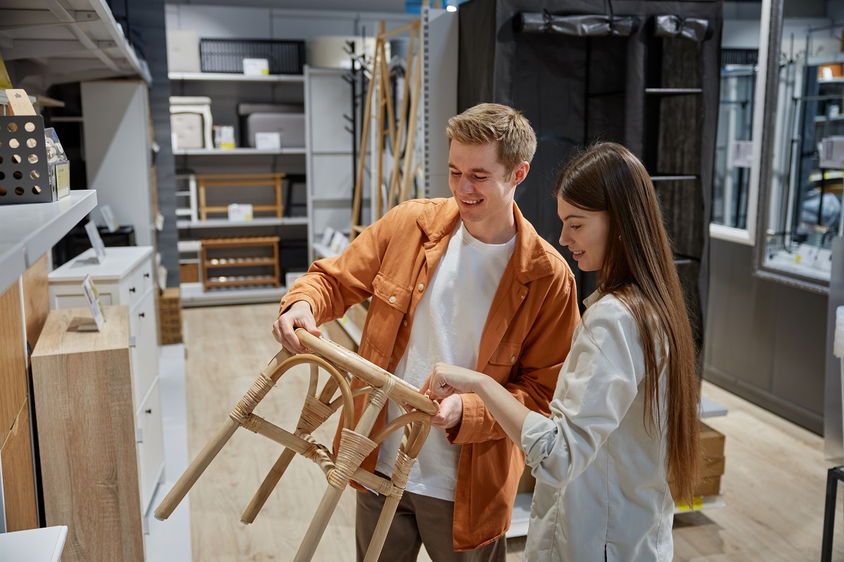 Dřevo, plast nebo hliník? Víme, jaký materiál vybrat pro zahradní nábytek 