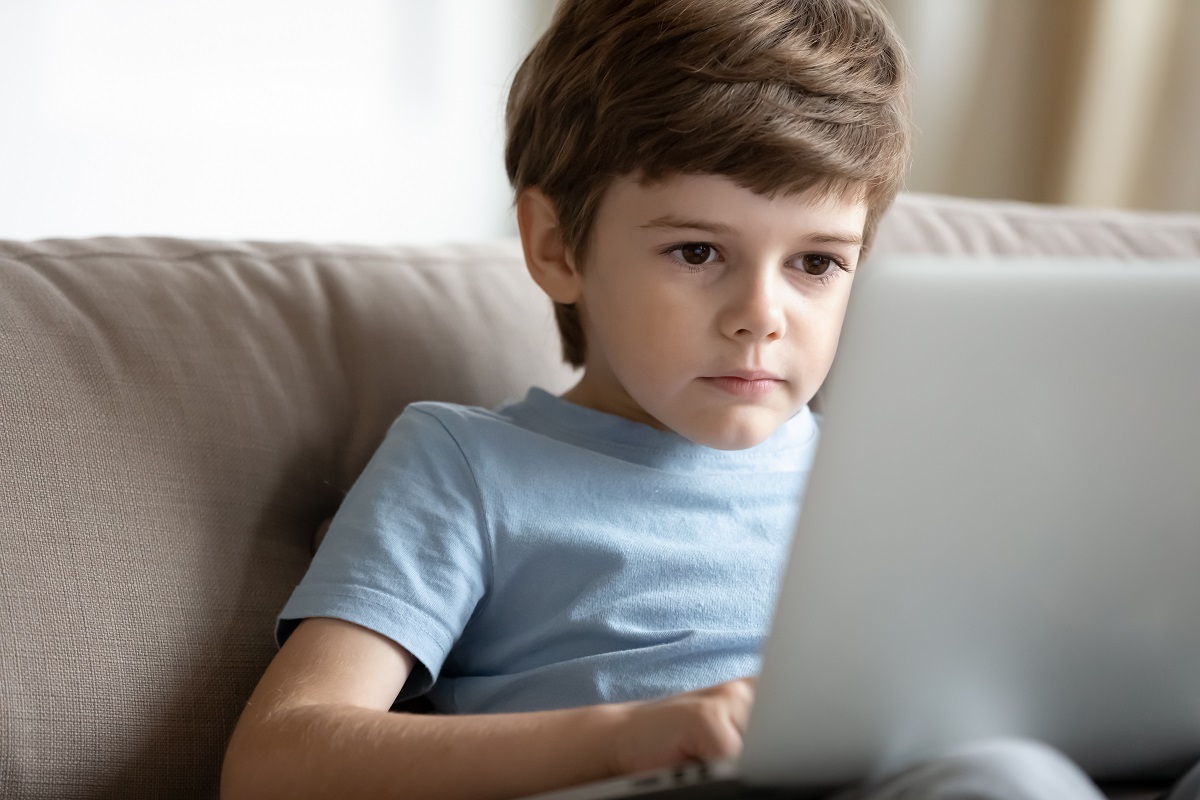 Každé desáté dítě řeší s AI osobní věci. Co by měl každý rodiče udělat?