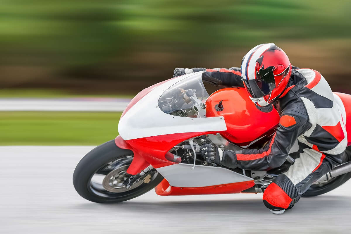 Kolenem brousí asfalt a vypotí 3 litry. Jezdci MotoGP čelí 7 extrémům