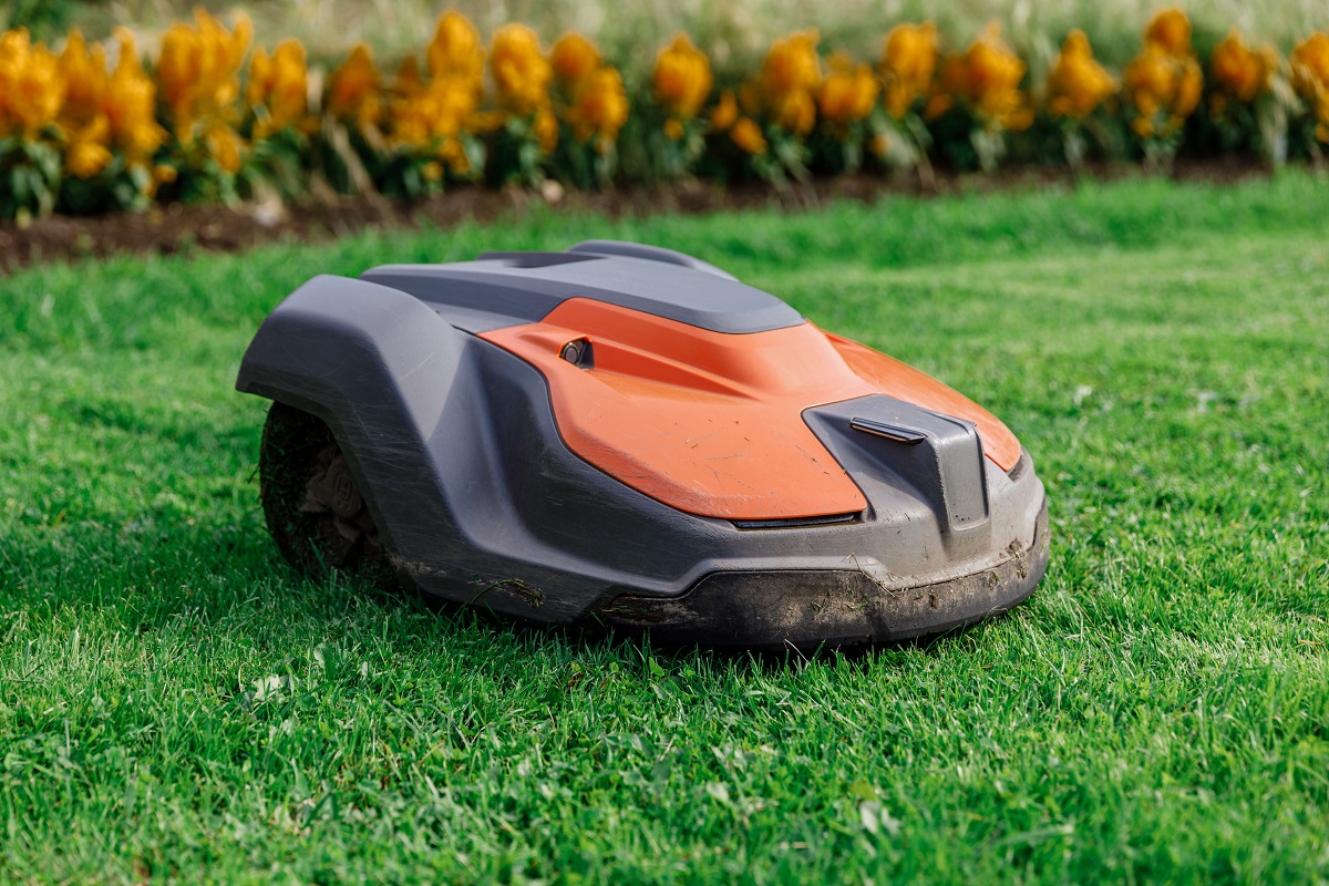 Tenhle robot pozná dítě, psa i hračku. Poseče trávník líp než člověk
