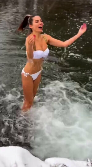 Ledová královna Eva Decastelo: Nahé křivky zabořila do sněhu!