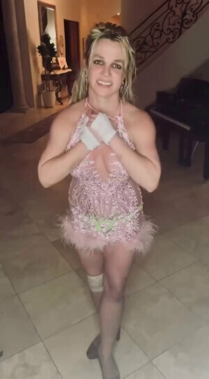 Britney Spearsová opět pobuřuje: Opuchlá a se skleničkou v ruce! Pak řídila auto...