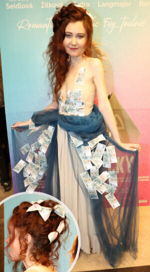 Eva Toulová na premiéře Deníku shopaholičky: Šaty z peněz a bankovky ve vlasech