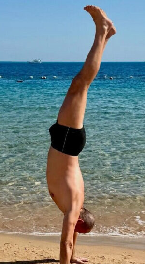 Novoroční stojka: Poznáte, který český herec vstoupil no nového roku hlavou dolů?