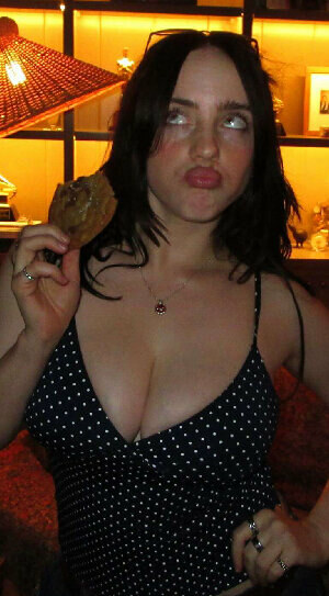 Billie Eilish překvapila odvážným dekoltem: Tmavovlasá verze prsatice Sydney Sweeneyové?!