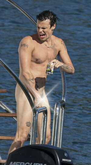 Rozdivočený rockový princ Yungblud: Nahota na jachtě!