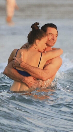 Hugh Jackman vzal milenku k moři: Laškování ve vlnách!