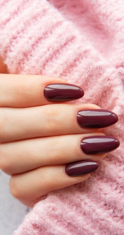 Krásné nehty za pár minut i bez salonu: Nalepovací manikúra boduje, ale ne každé ruce sedne. Co rozhoduje?