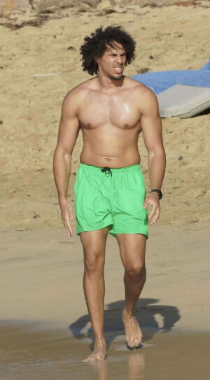 Fešák s modrou krví na pláži: Nemanželský syn Alberta II. ukázal svaly