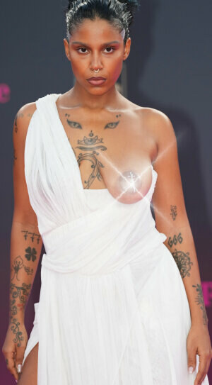 Zpěvačka Tokischa šokovala na červeném koberci: Tasila meč na bradavce!