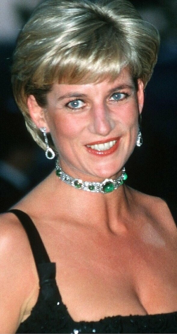 Jaký účes byl trendy v roce, kdy jste se narodila? Zjistěte to!