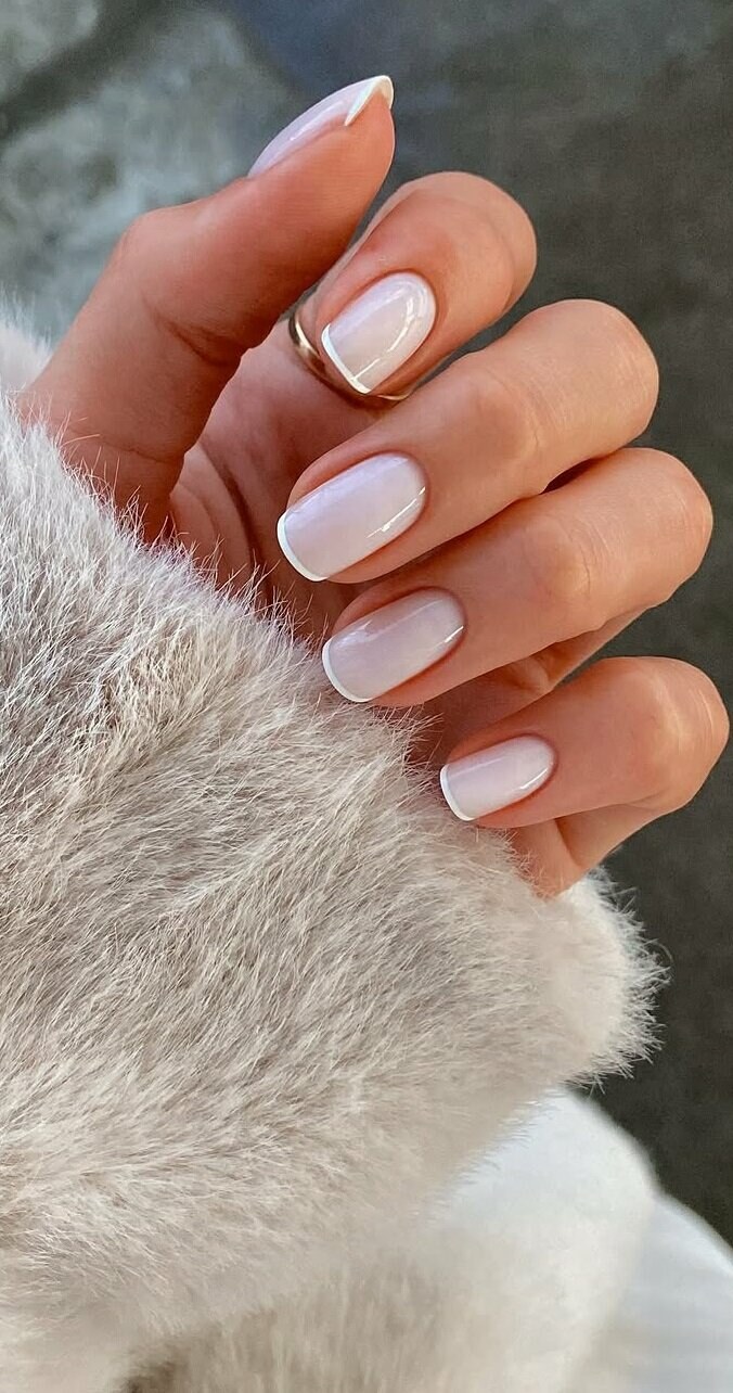 Něžná a decentní: 8 tipů na minimalistickou jarní manikúru, které si zamilujete