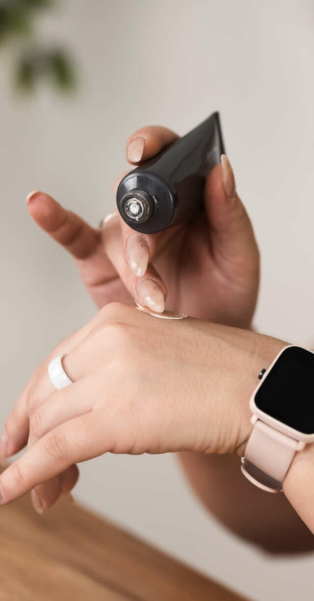 Kancelářský vzduch ničí pleť: Jaké kosmetické produkty byste měla mít na pracovním stole?