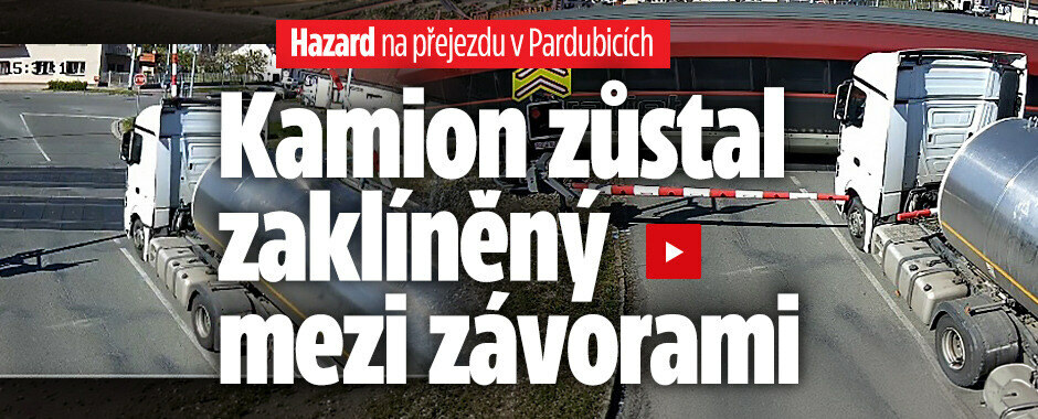 Hazard na přejezdu v Pardubicích: Kamion zůstal zaklíněný mezi závorami