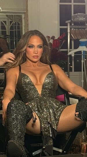 JLo (56) svádí fanoušky ve Francii: Příliš žhavé fotky?!