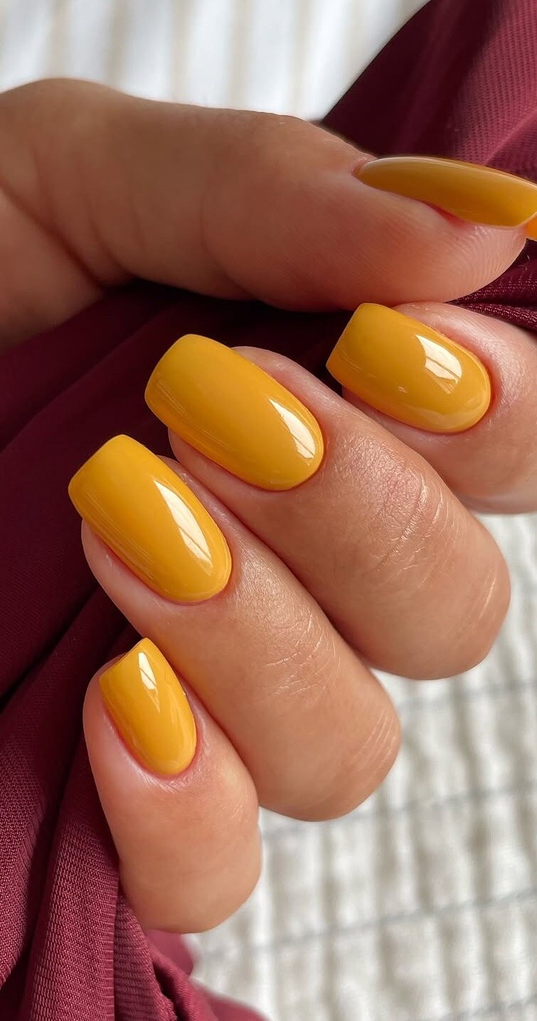 Zapomeňte na butter yellow: Podzimní manikúru ovládla hořčicová, která sluší všem